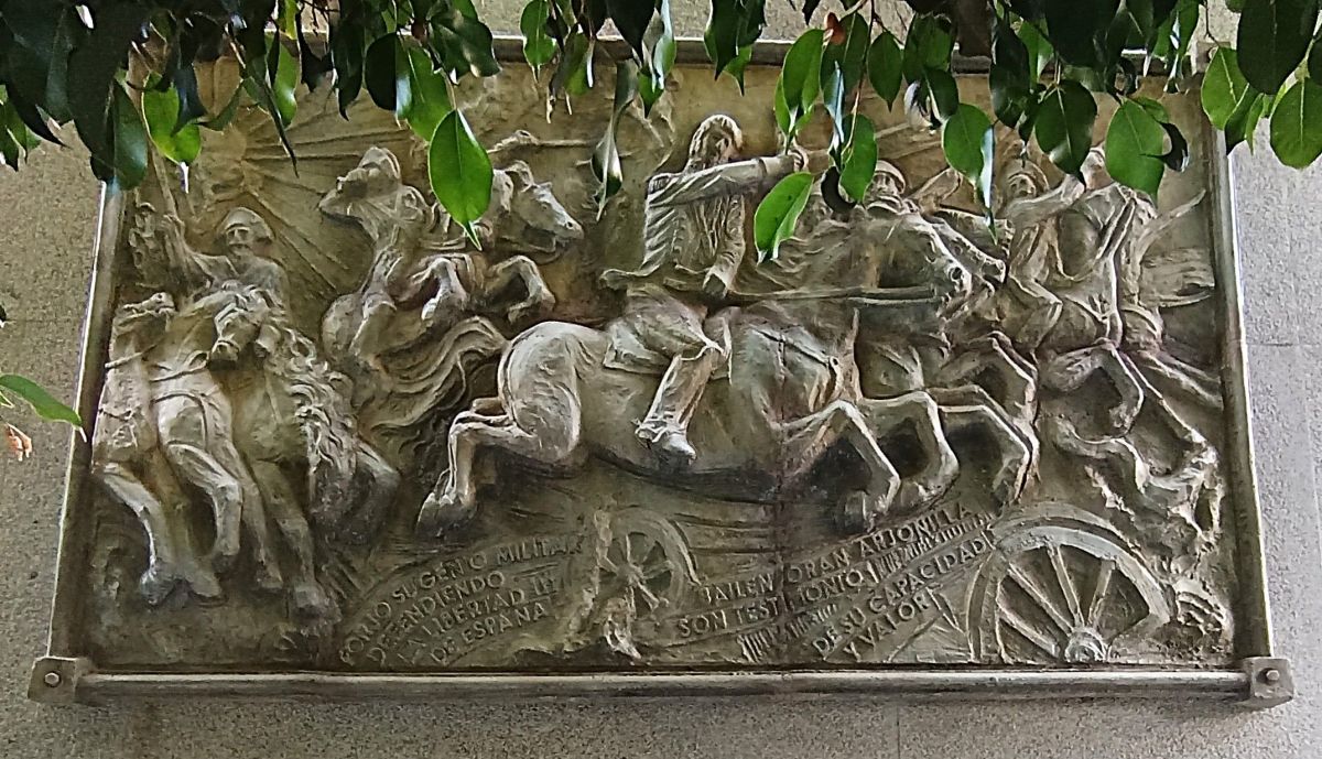 Relieve en bronce, San Martín y la Batalla de Bailen, lateral izquierdo del pedestal, reinterpretación para este monumento de Agustín de la Herrán Matorras.