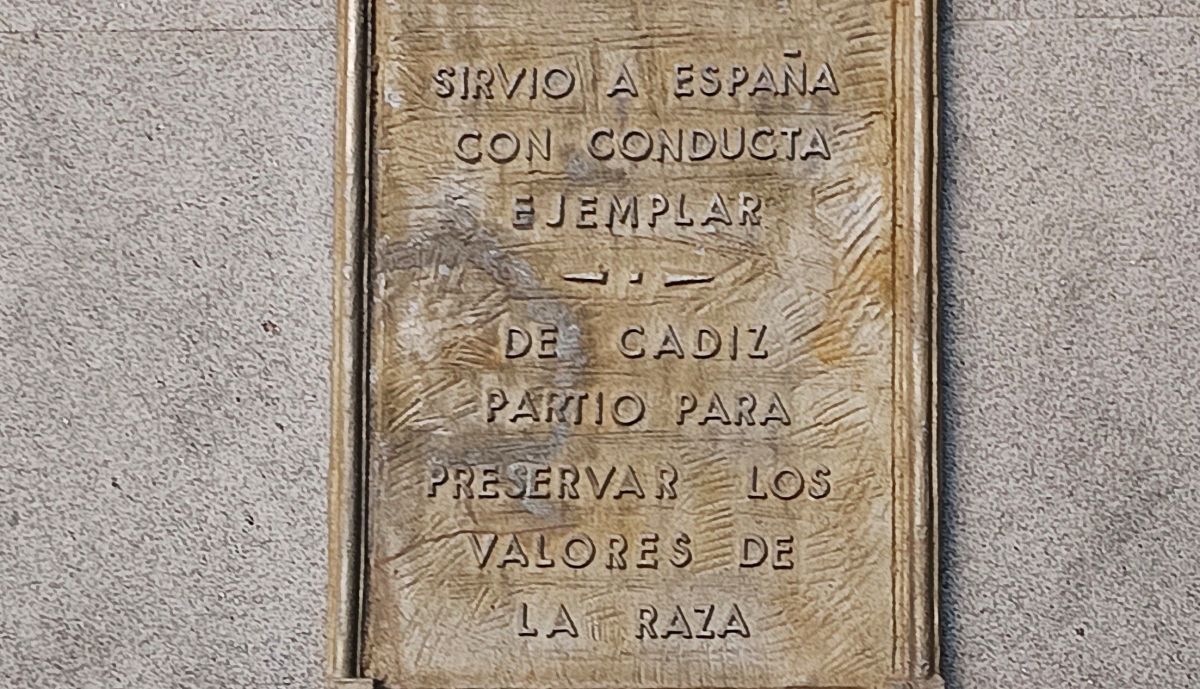 Relieve superior, zona posterior del pedestal del monumento a San Martín.