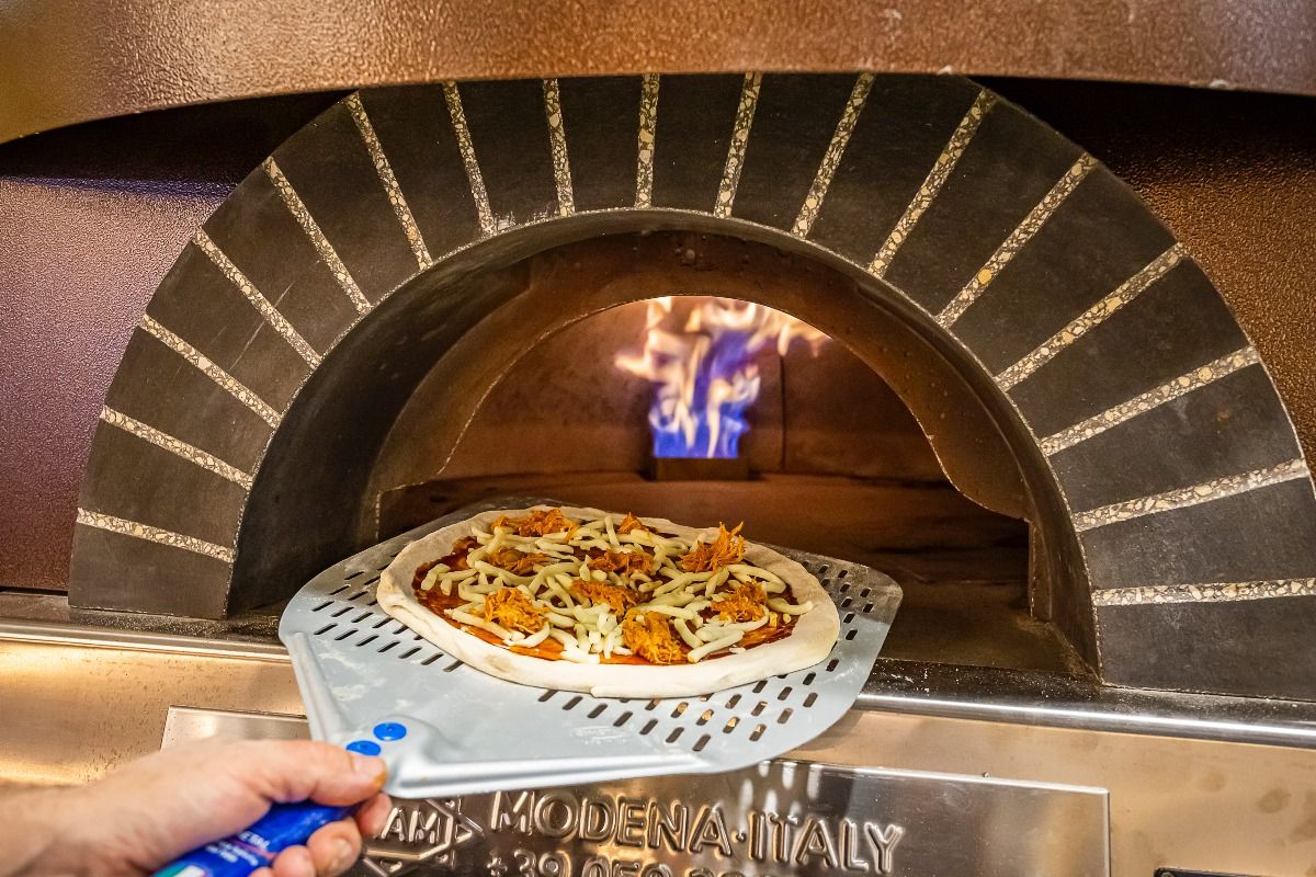 Horno de leña en Vezzo, cocina italiana de mercado ahora en Lagoh de Sevilla.