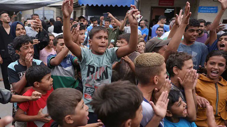 Palestinos celebran en las calles el anuncio de una primera fase de plan de paz. Palestinos celebran en las calles el anuncio de una primera fase de plan de paz.