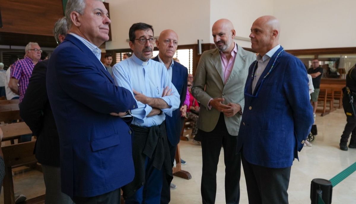 Alcalde, hermano mayor, párroco y ofíciales de la hermandad conversando en San Pío X.
