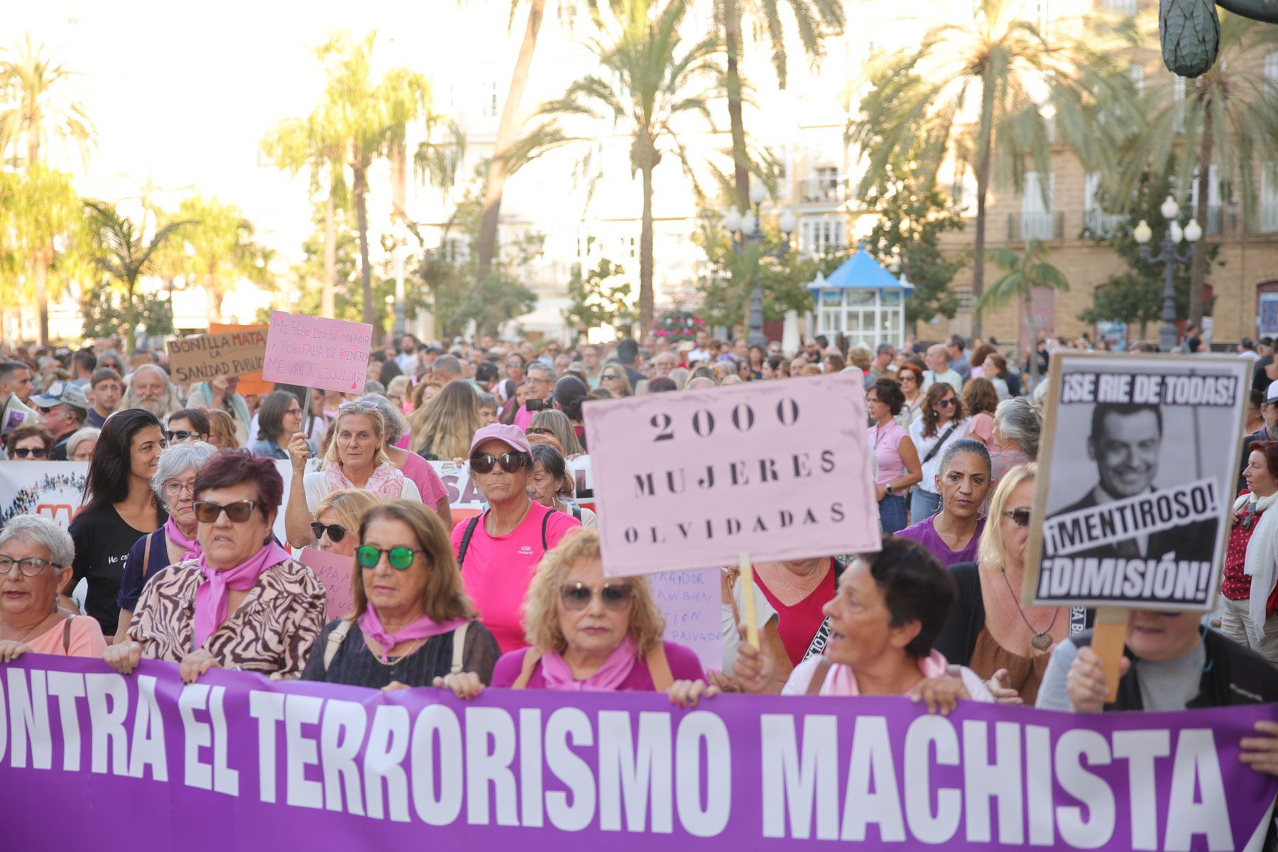 Concentración en Cádiz por los fallos en los cribados de cáncer de mama en Andalucía.
