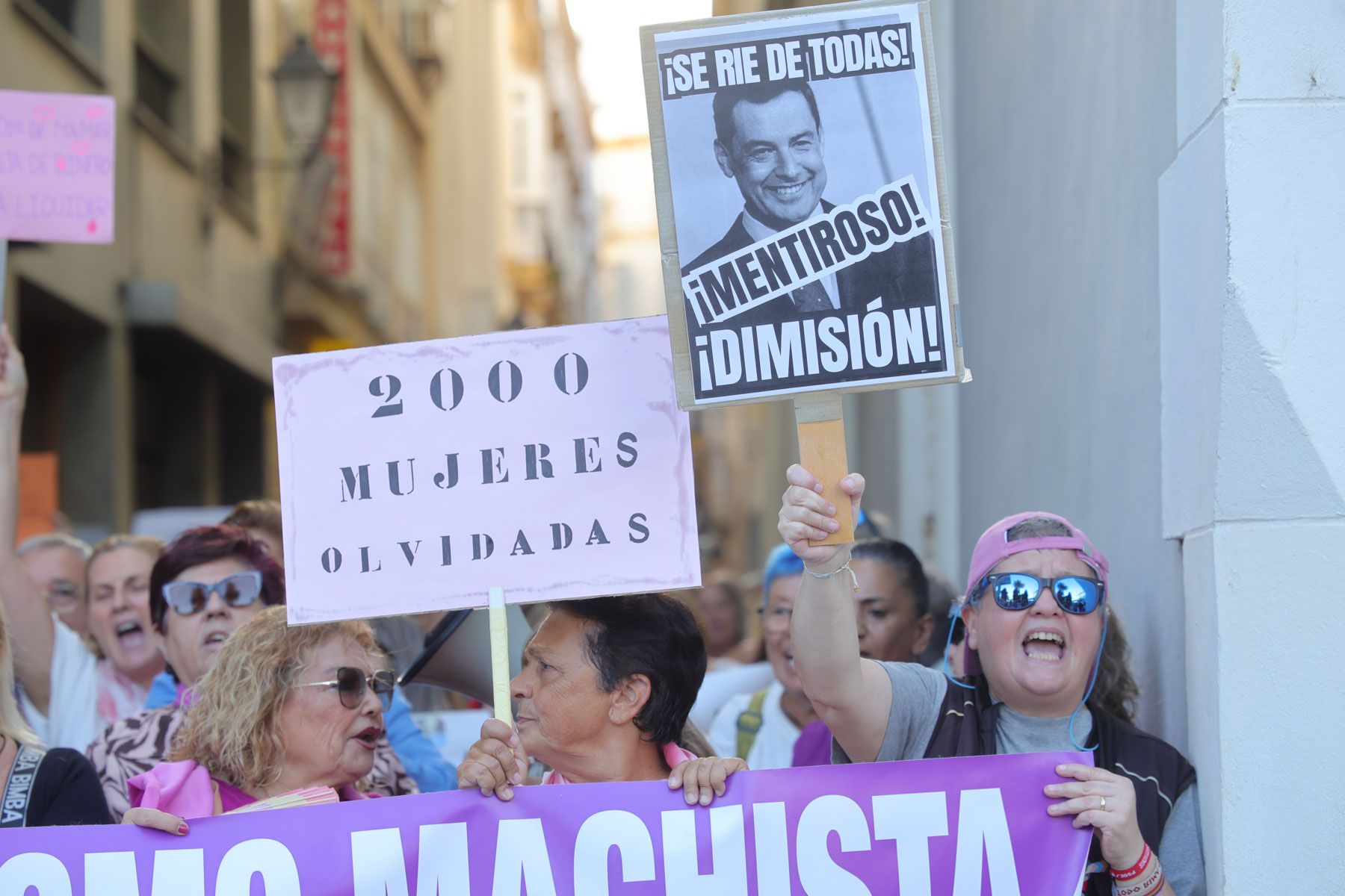 La cabecera de la manifestación por las calles del centro de Cádiz este jueves.