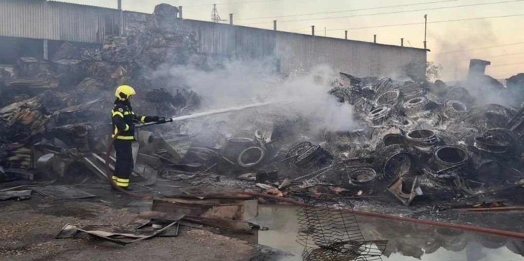Un bombero trabaja en la extinción del incendio en El Portal.