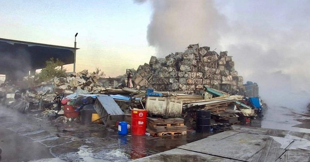 Chatarra ardiendo en el desguace de El Portal.