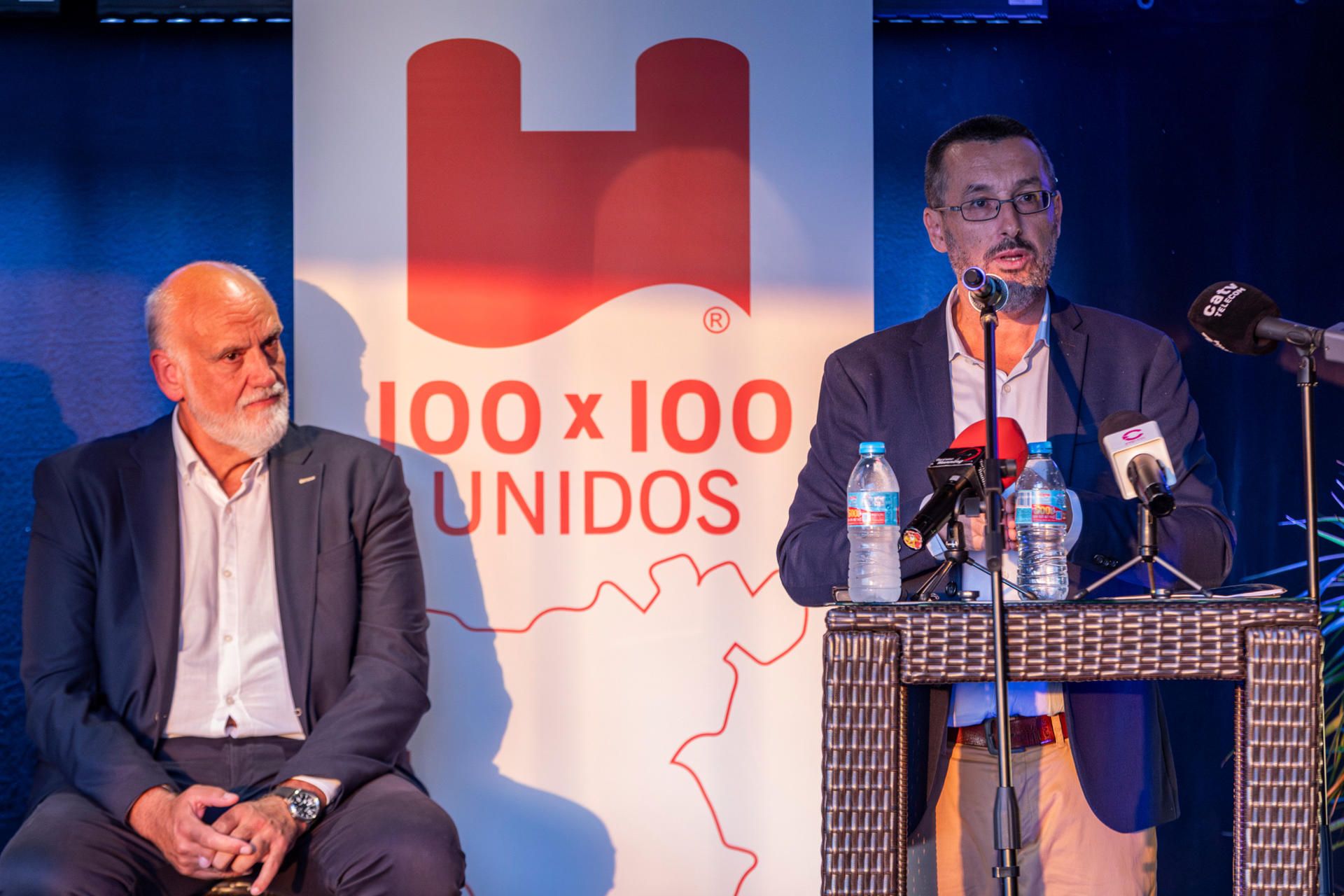 Javier Vidal, que abrió el acto electoral, observa a Juan Franco, alcalde de La Línea, que lo clausuró.