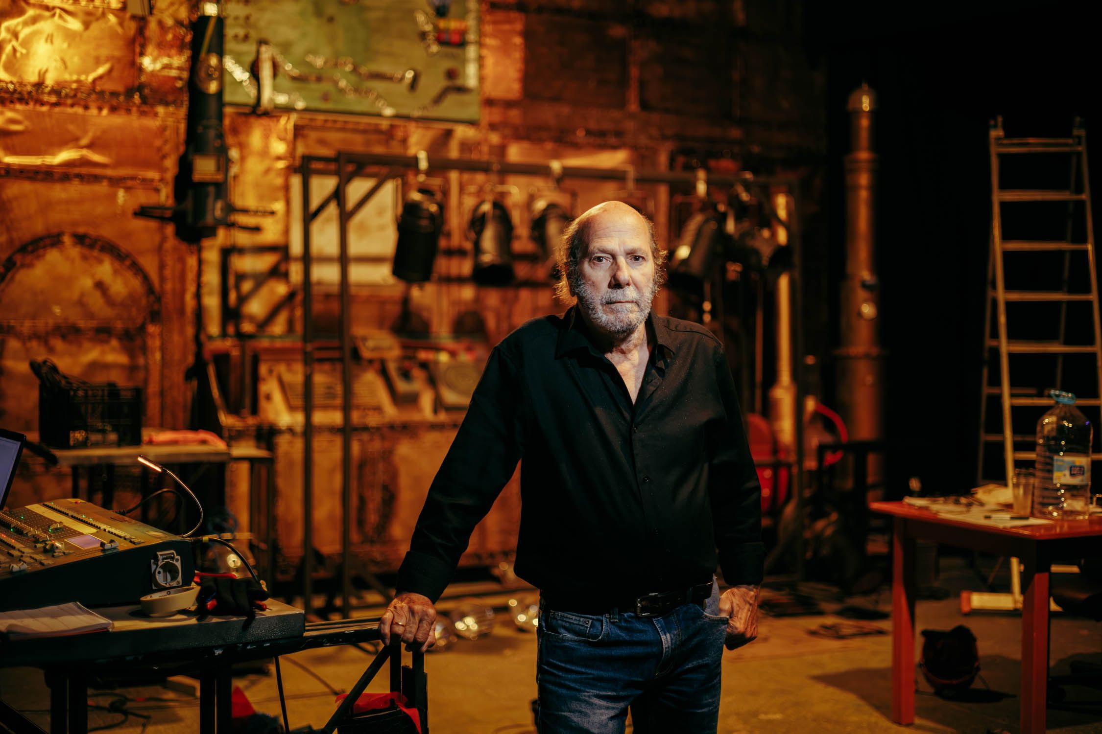 Gaspar López Campuzano, en el escenario de La Quemá, antes del estreno de 'Los ciegos'.