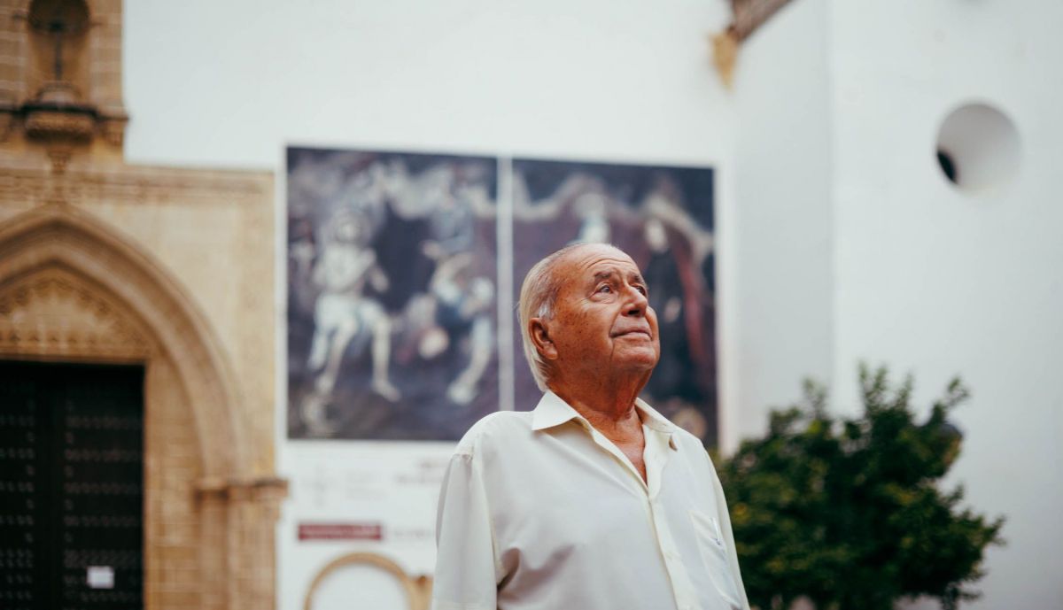 Zurita posando ante los carteles de la fachada del templo con las imágenes de Las Penas y Desconsuelo. 