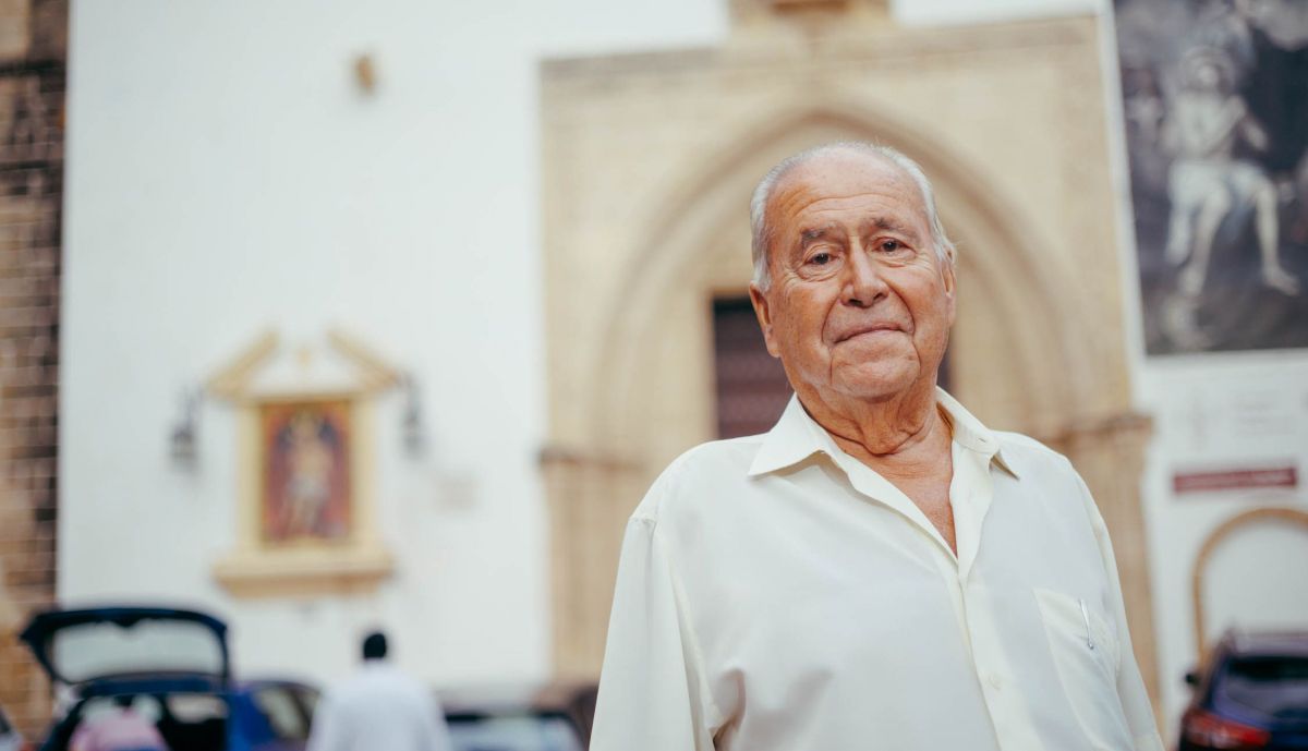 El impulsor de la recuperación de San Mateo ante la iglesia. 