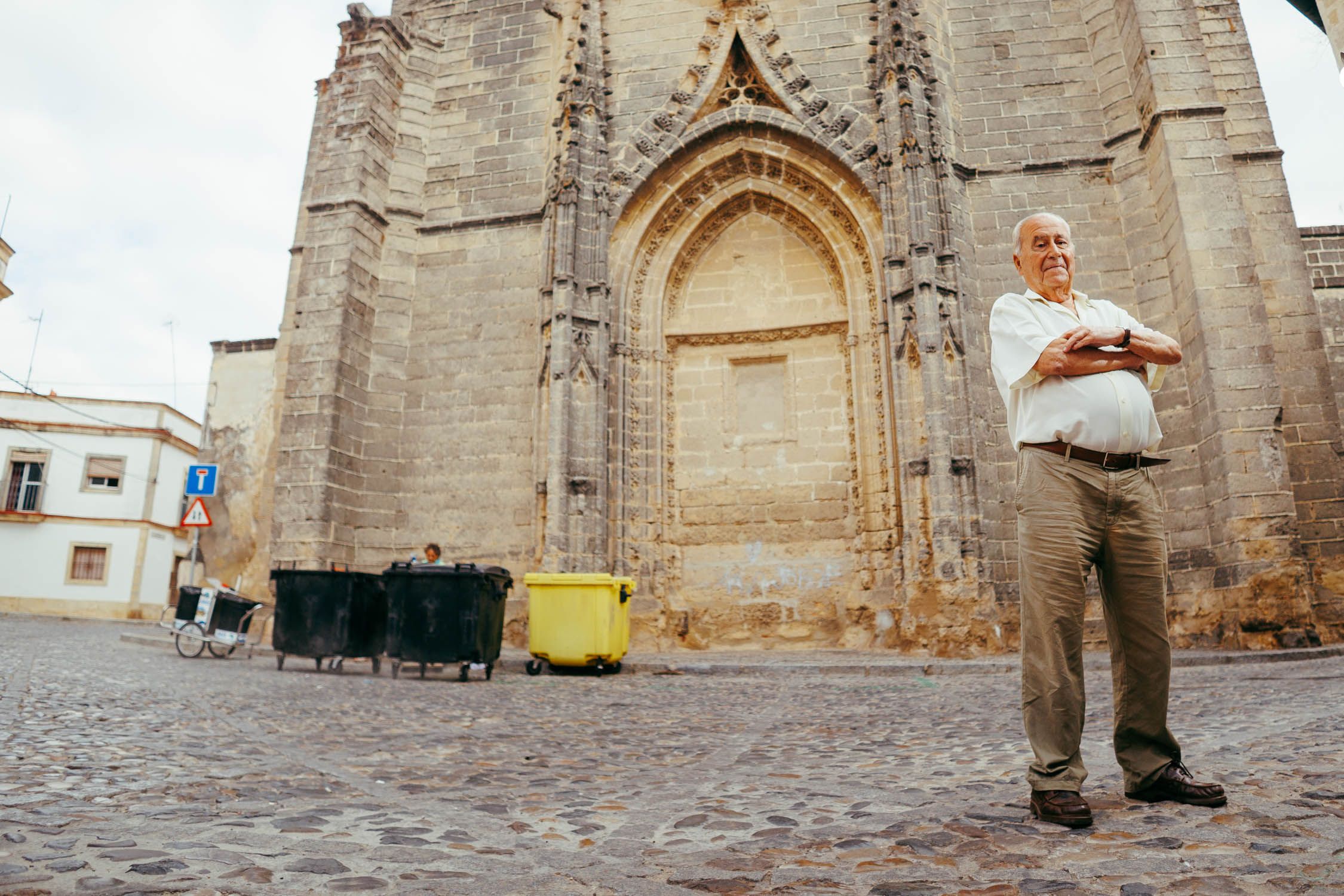 Santiago Zurita, en días pasados, ante la puerta principal, ahora cegada, con bombos de basura y que quiere recuperarla.