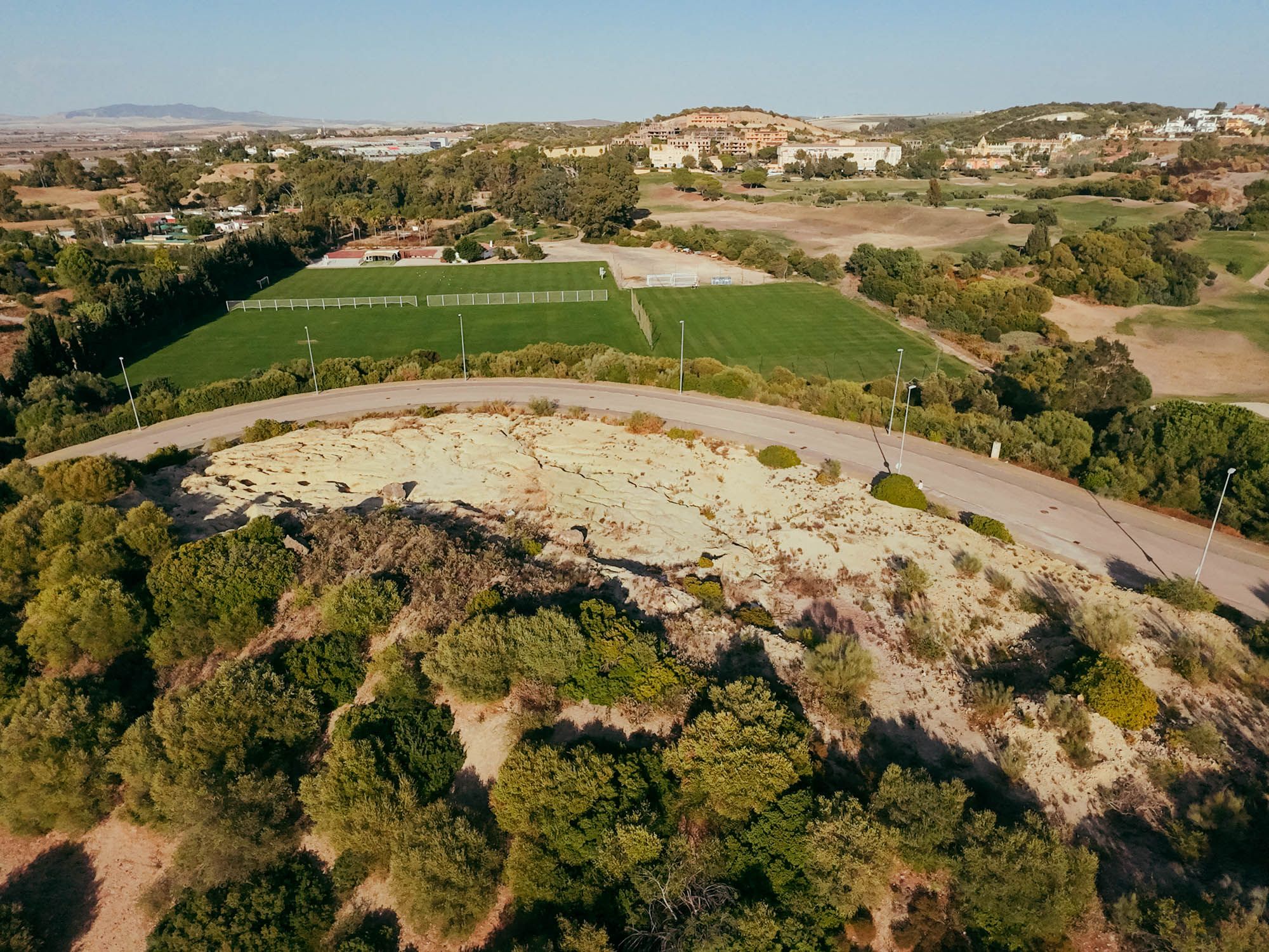 Vista de parte de la zona de parcelas, junto al campo de golf de Montecastillo, en días pasados.