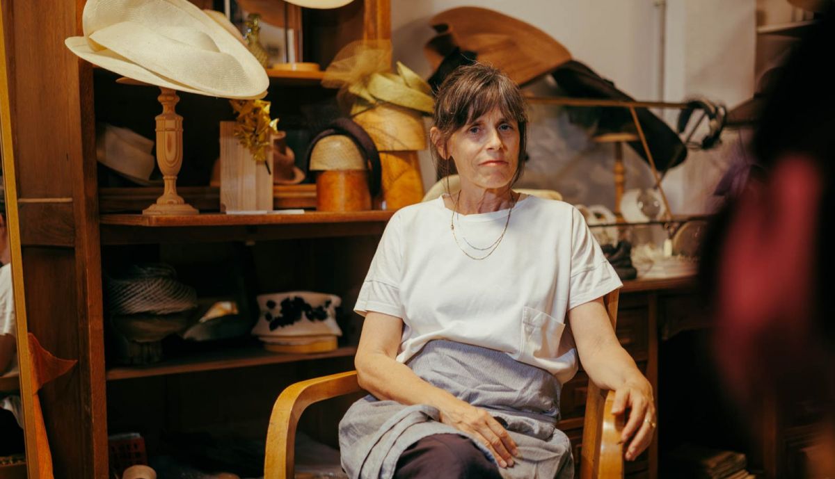 La prestigiosa sombrerera Patricia Buffuna, la última mohicana de este oficio tradicional en la capital hispalense.