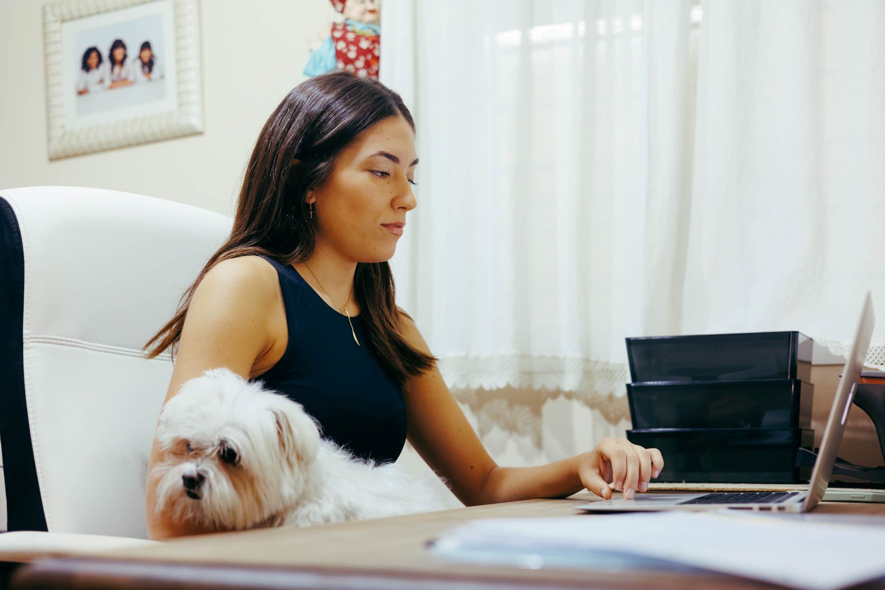 Andrea Ganfornina, directora de cine jerezana, trabajando en su casa.