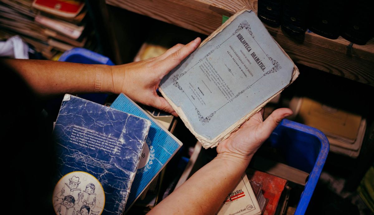 Decenas de libros, todavía en caas.