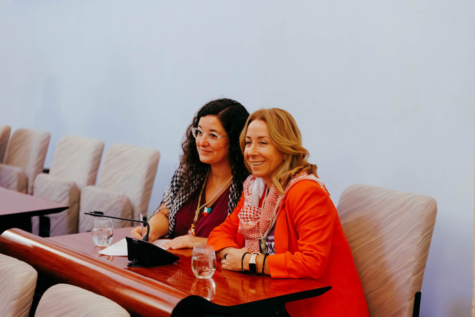 Las dos nuevas concejalas, posando juntas.