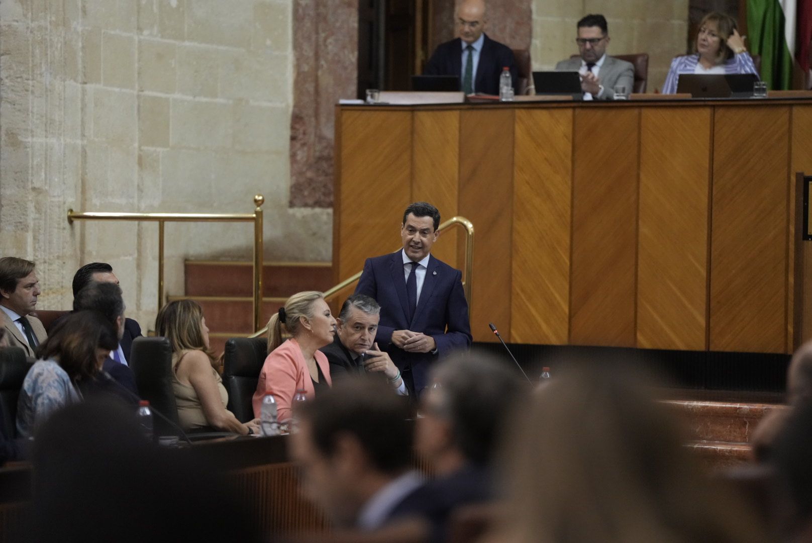 Juanma Moreno en la sesión de control.