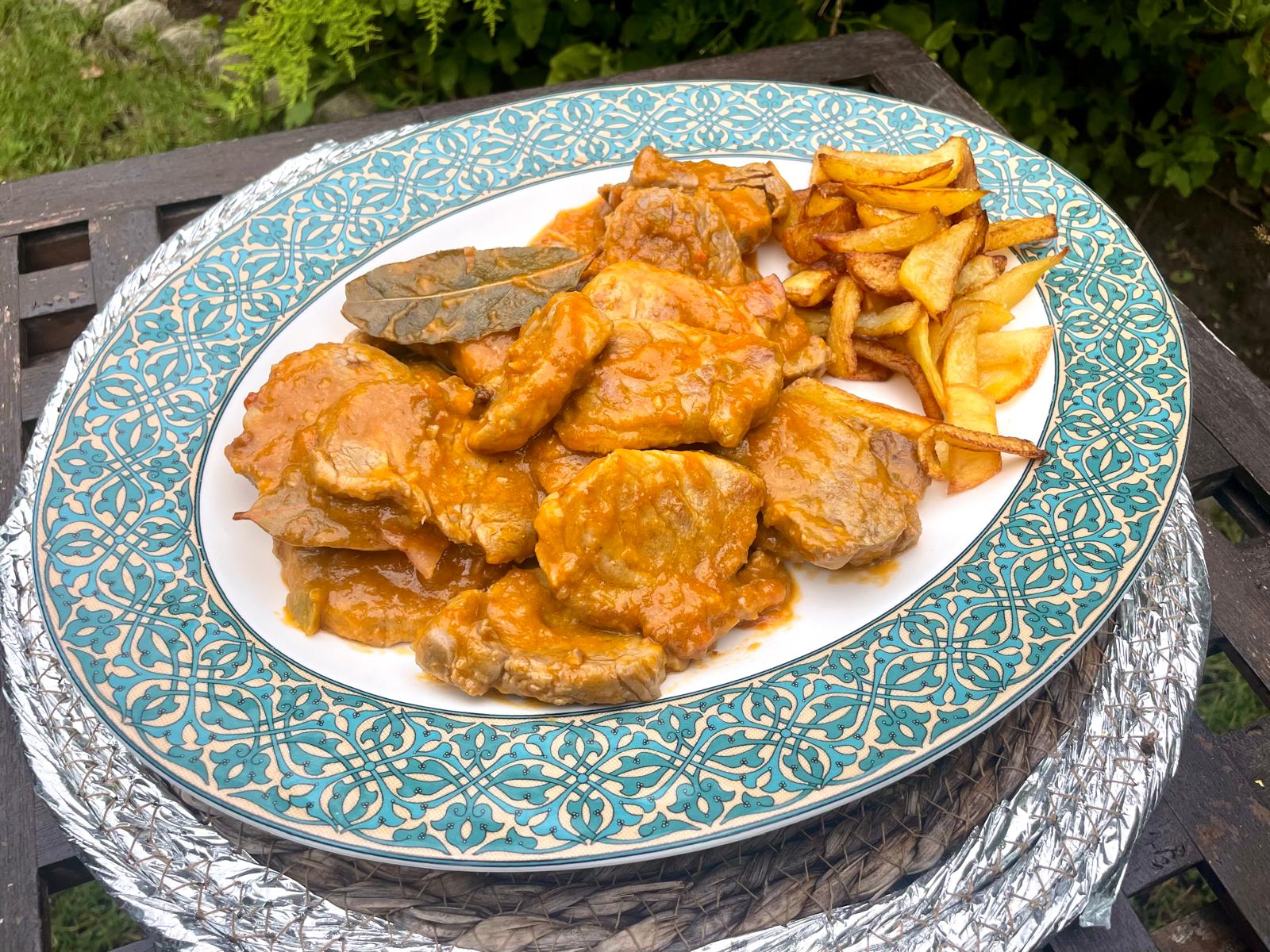 Plato de medallones de solomillo en salsa.