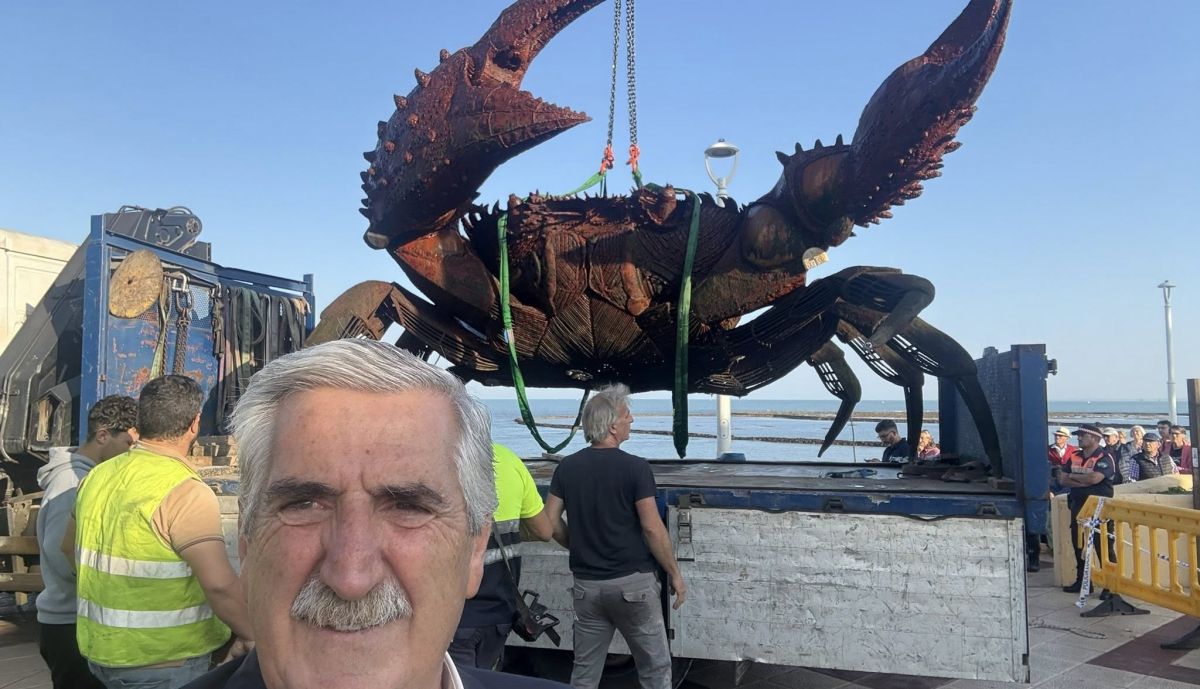 El alcalde, en la retirada del cangrejo.