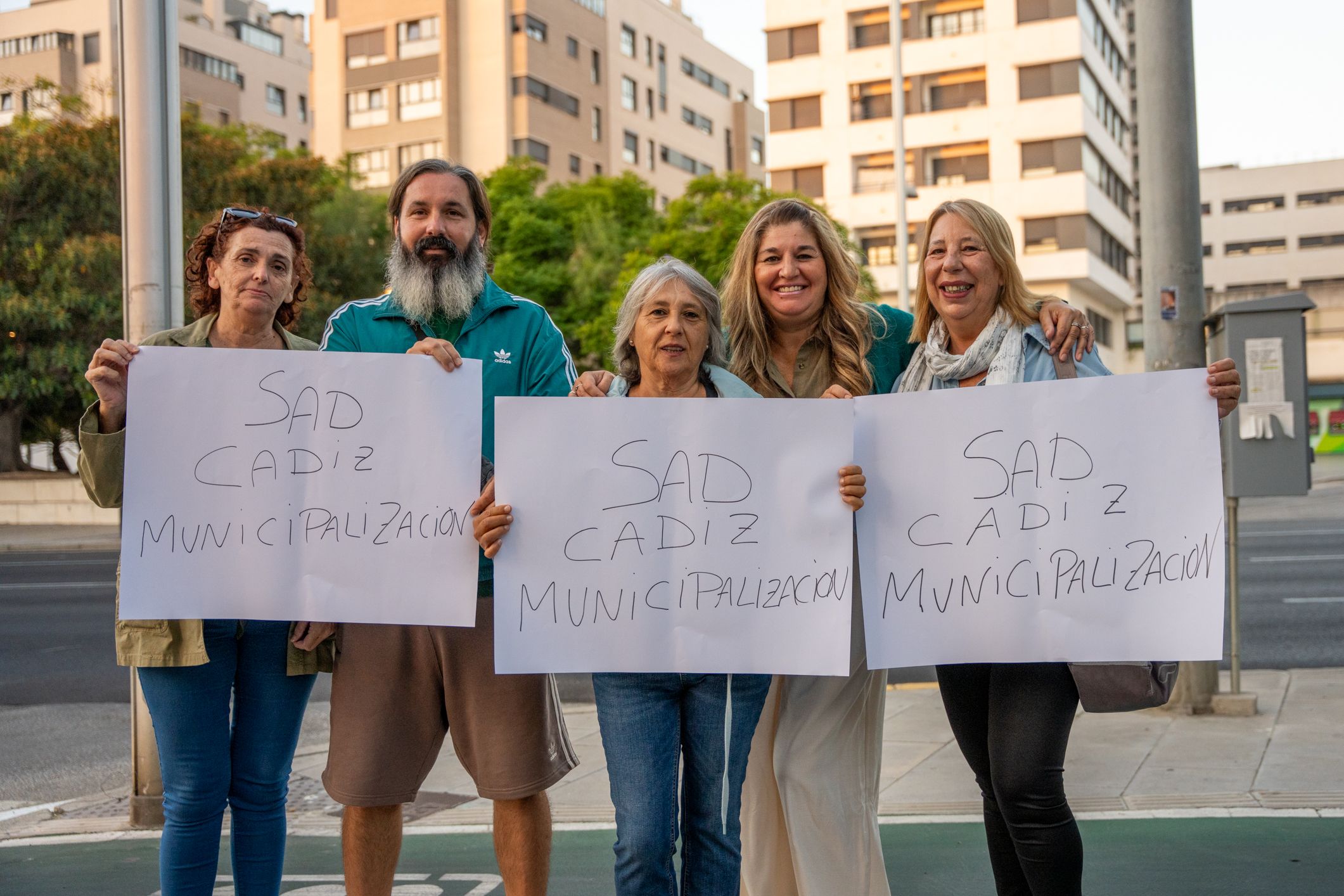 Cinco trabajadores del servicio en Cádiz, este viernes en la avenida Sanidad Pública.