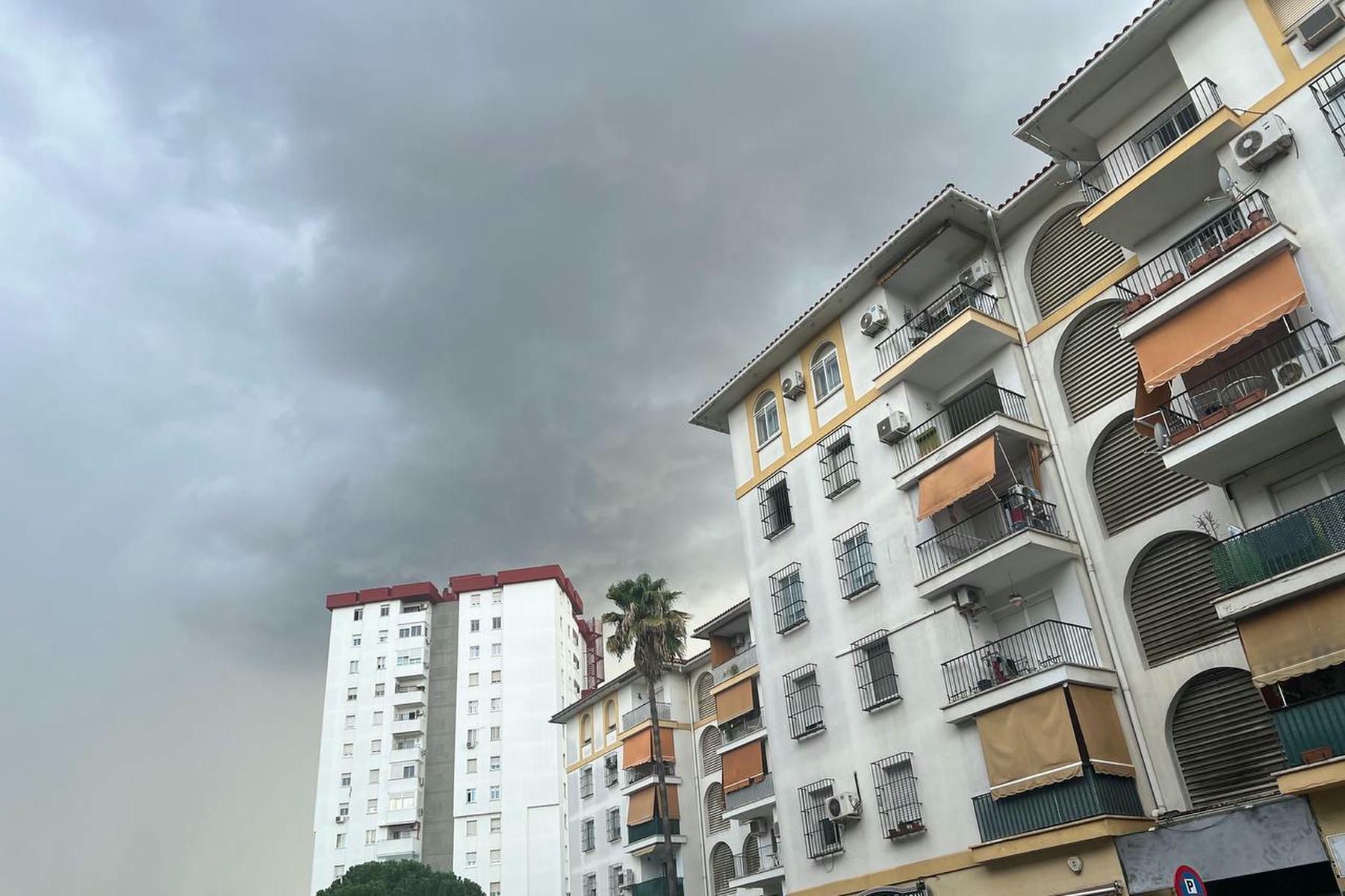 El cielo, ennegrecido en Jerez en la tarde de este viernes. El cielo, ennegrecido en Jerez en la tarde de este viernes.