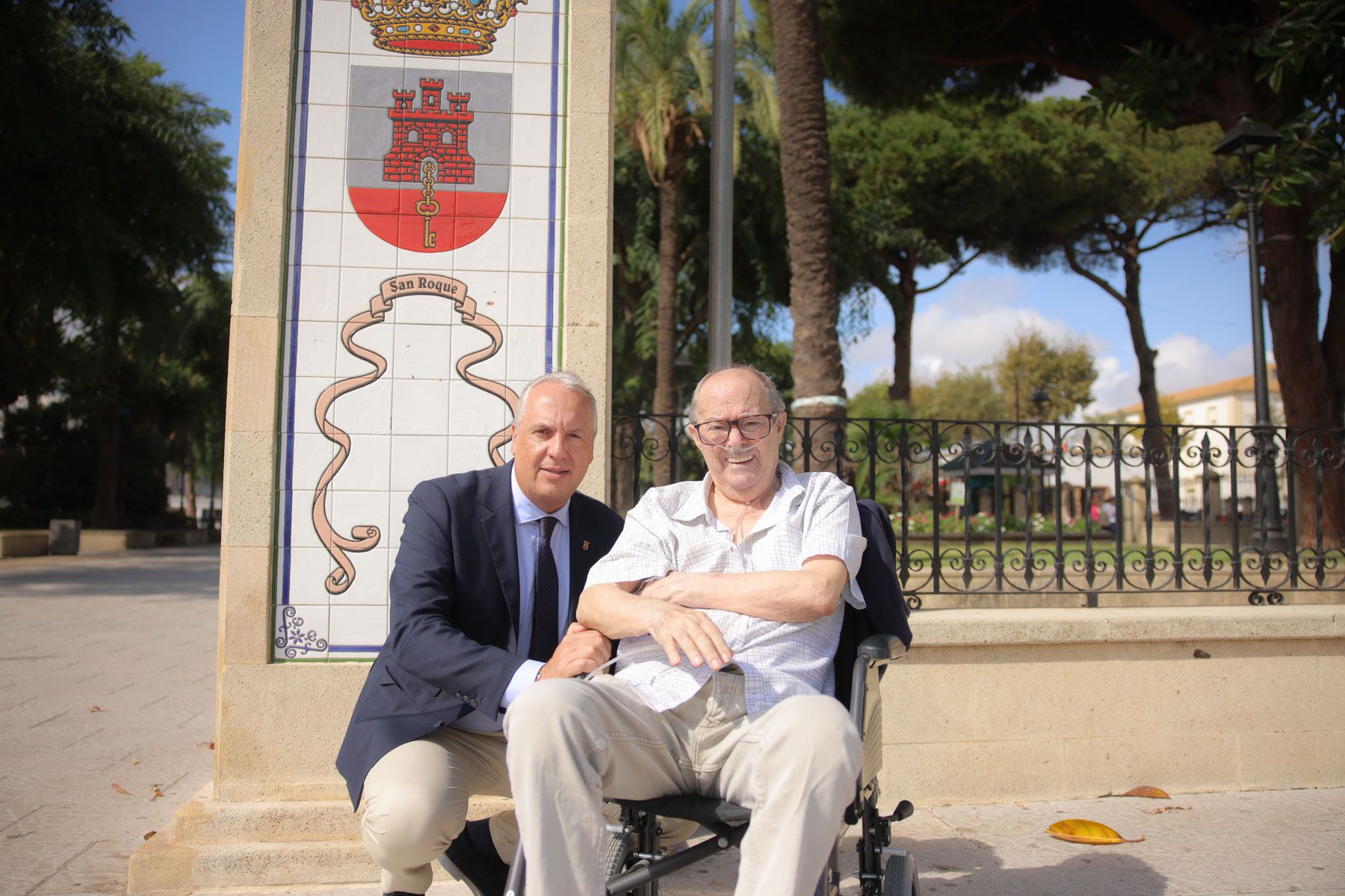 Juan Carlos Ruiz Boix junto a Eduardo López Gil, primer alcalde democrático de San Roque, el pasado viernes en la Alameda de Alfonso XI.