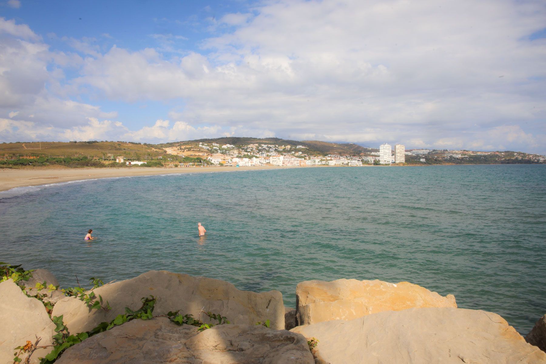 Cala Sardina, un rincón natural que destaca por sus aguas cristalinas, a escasos metros de Sotogrande