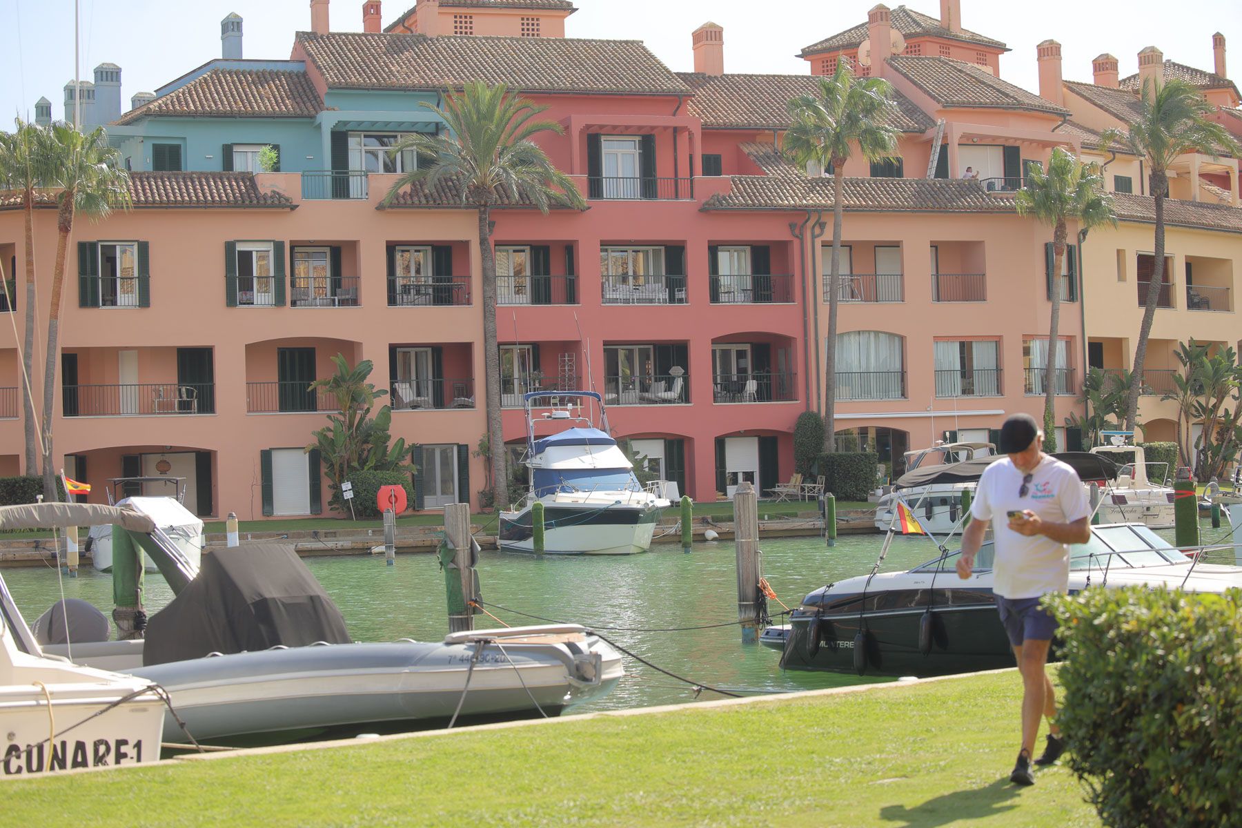 Embarcaciones de recreo atracadas a las puertas de las viviendas en Sotogrande, en San Roque, una de las urbanizaciones más exclusivas de Europa.