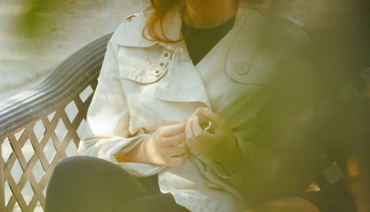 Detalle de las manos de la sanluqueña durante la entrevista.