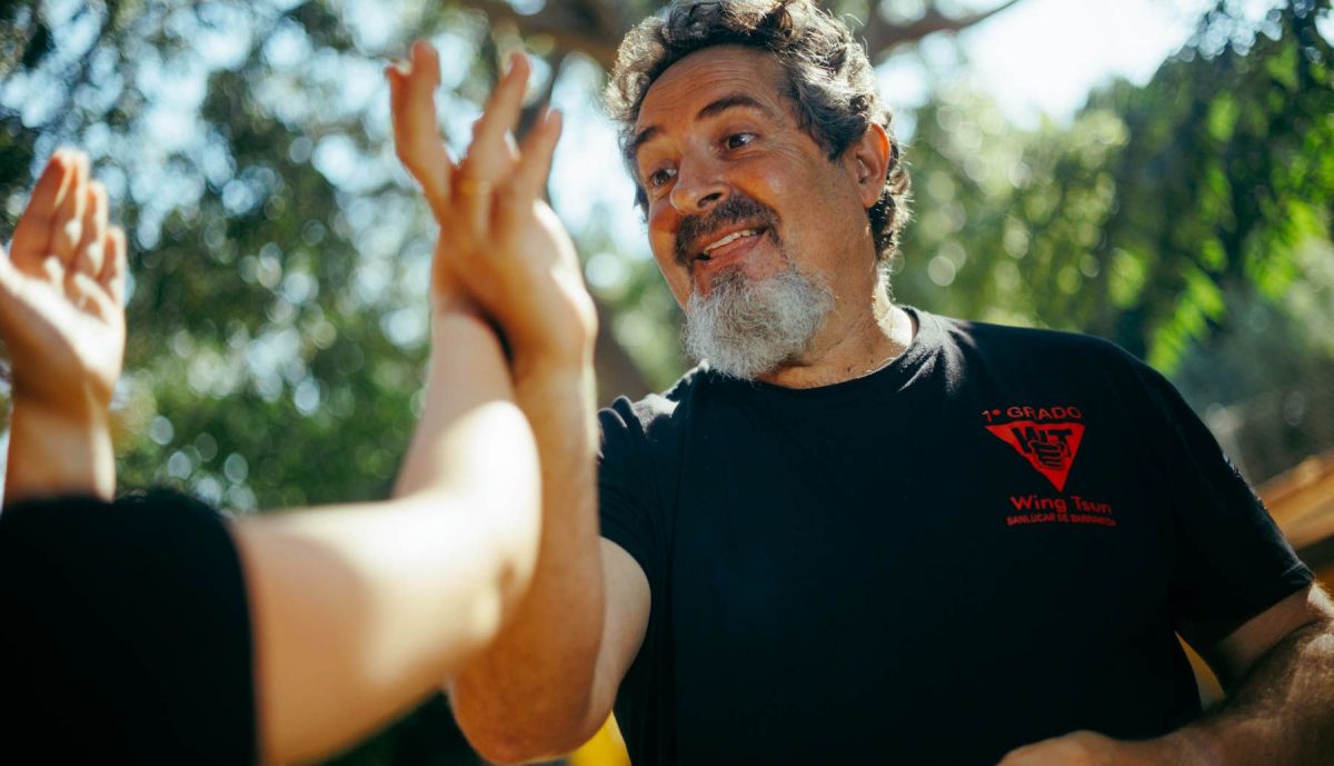 El maestro imparte clases de defensa personal a las víctimas de acoso escolar.