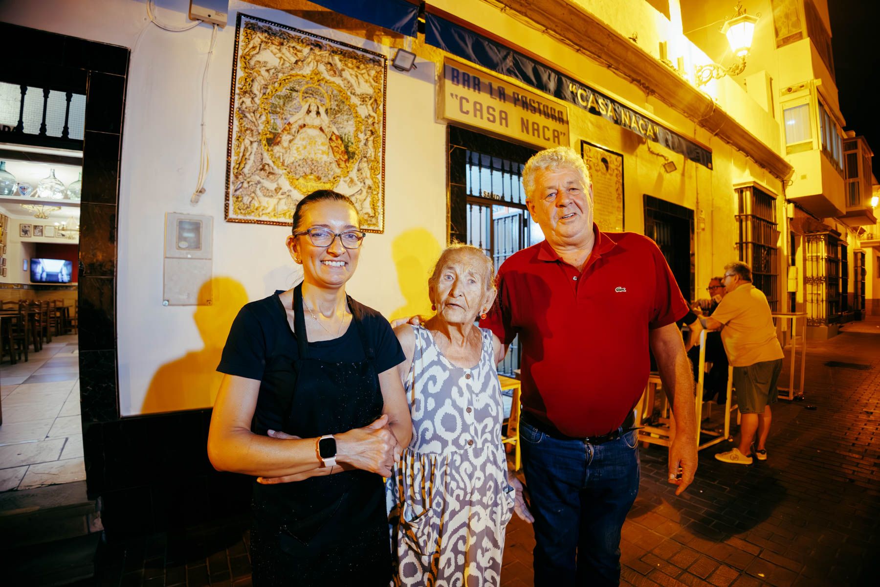 Juan Antonio, conocido como El Churre, con su mujer Loli y Rosa, su madre y alma mater de El Naca. 