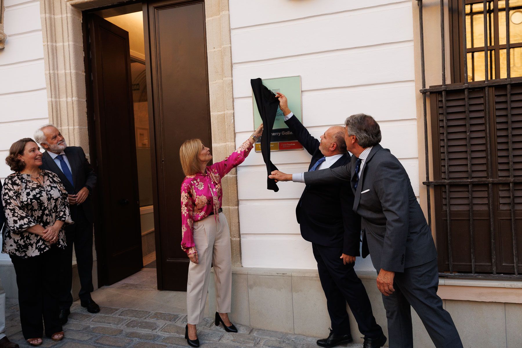 La alcaldesa Pelayo, Fulgencio Meseguer y César Saldaña inauguran formalmente el Centro Cultural San Dionisio. 