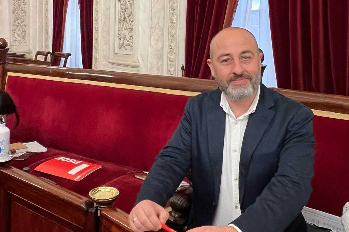 Manuel Márquez, concejal del PSOE, en una imagen de sus redes respecto a su actividad en el pleno. Manuel Márquez, concejal del PSOE, en una imagen de sus redes respecto a su actividad en el pleno.