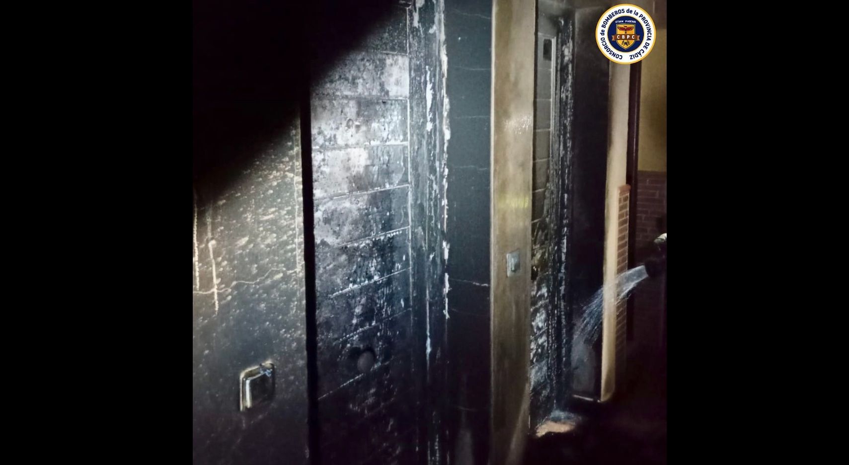 Fuego en un bloque en Jerez.