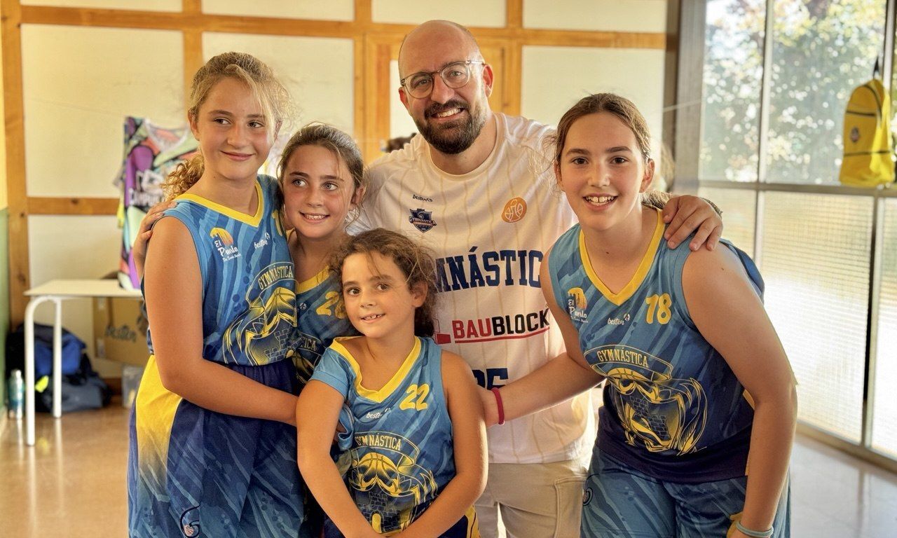 El alcalde, con canteranas de la Gymnástica Portuense, en una imagen difundida por el Ayuntamiento de El Puerto.