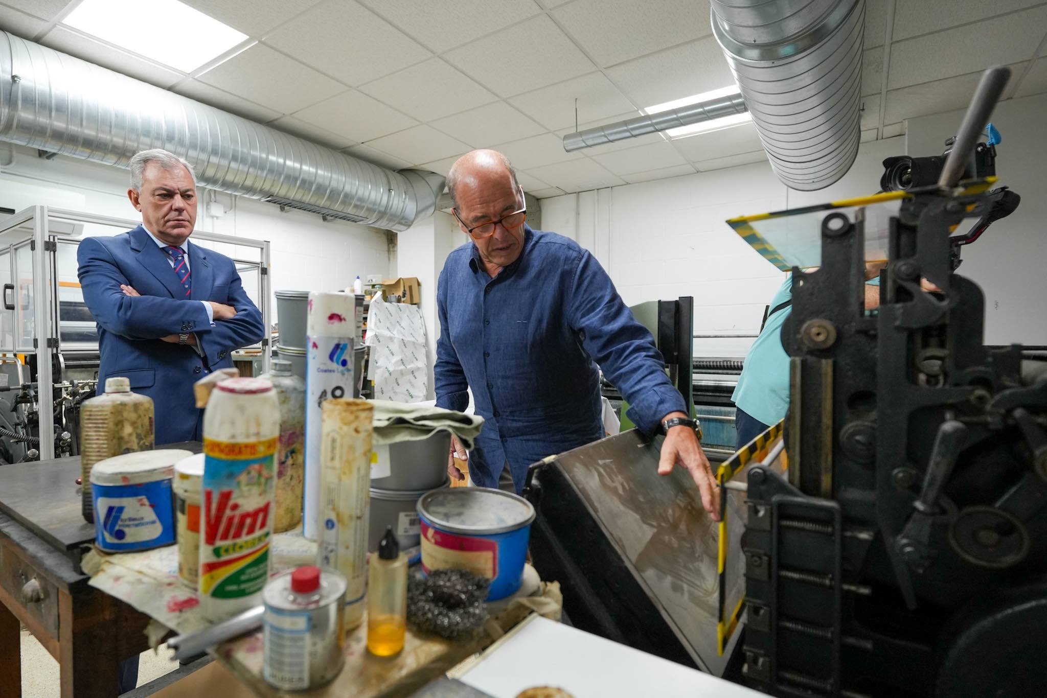 El alcalde, en la imprenta municipal.