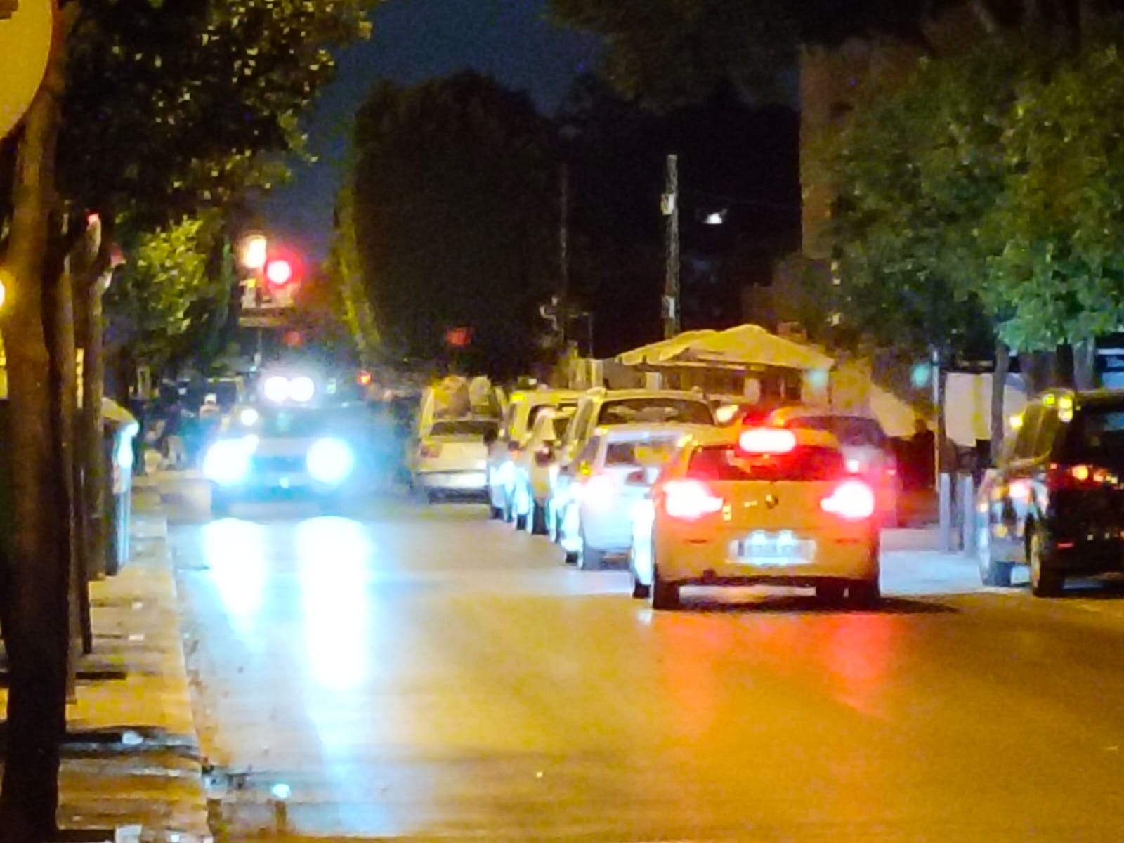 Lío de coches a primera hora del domingo.