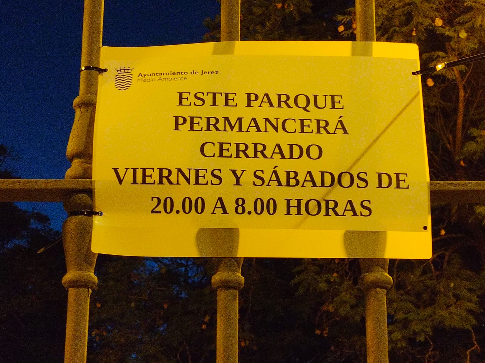 El cartel de cierre del parque.