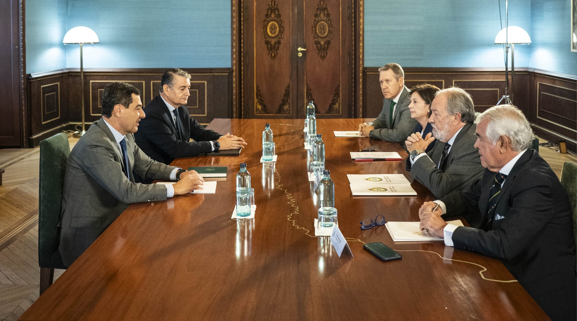 Antonio Sanz, con Juanma Moreno en una reunión con los Colegios de Médicos.
