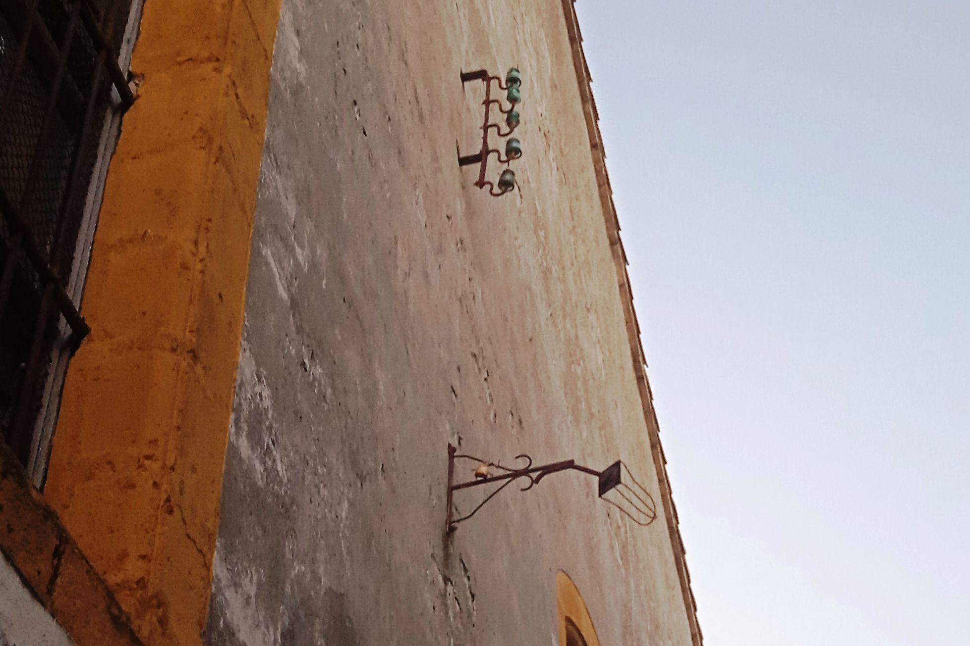 Antigua farola del alumbrado eléctrico (años 20-30) en el callejón de Pajarete.