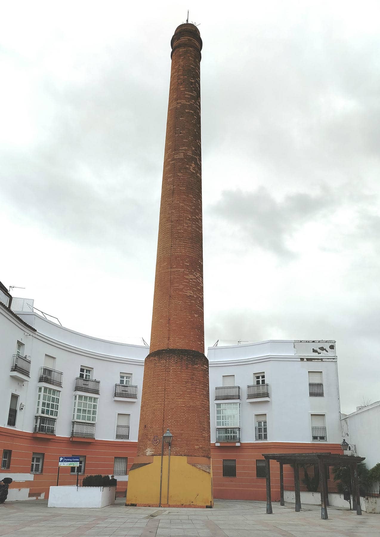 Chimenea de la antigua central electrica de la Compañía Jerezana de Electricidad en la antigua Huerta de Santo Domingo, concebida por Hernández Rubio (1902).