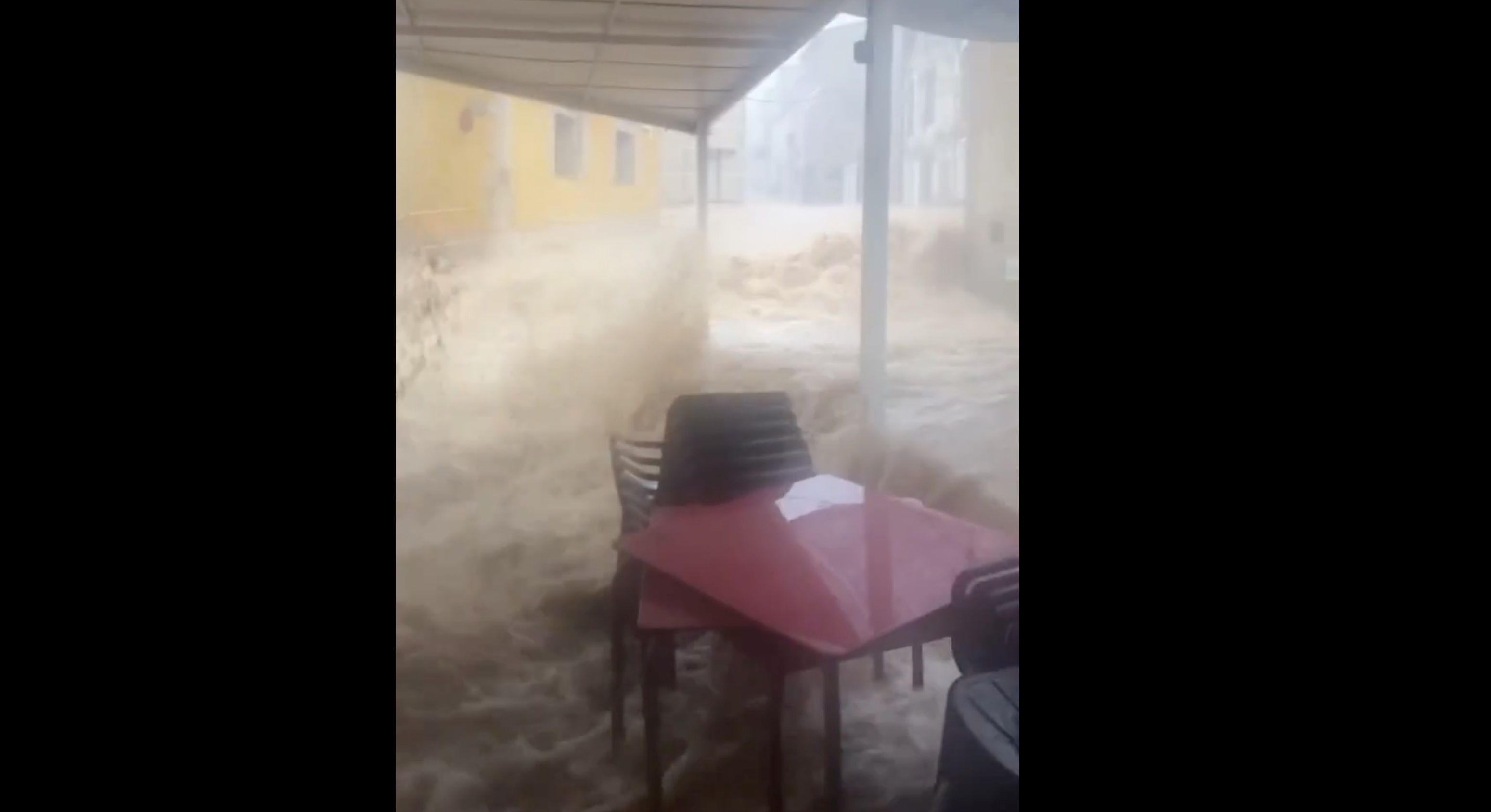 El agua entrando en calles de una localidad.