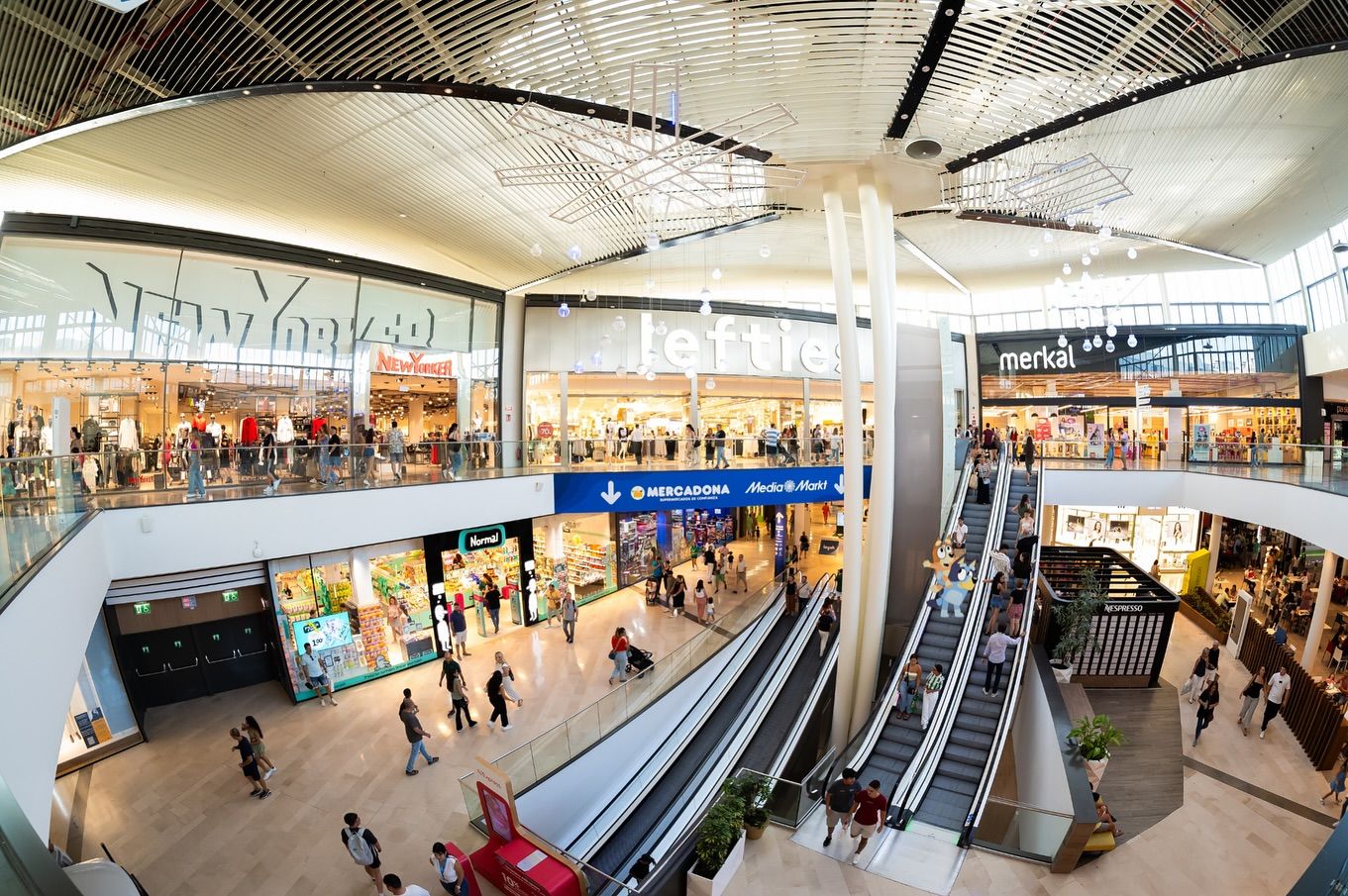 Interior del centro comercial Lagoh en Sevilla.