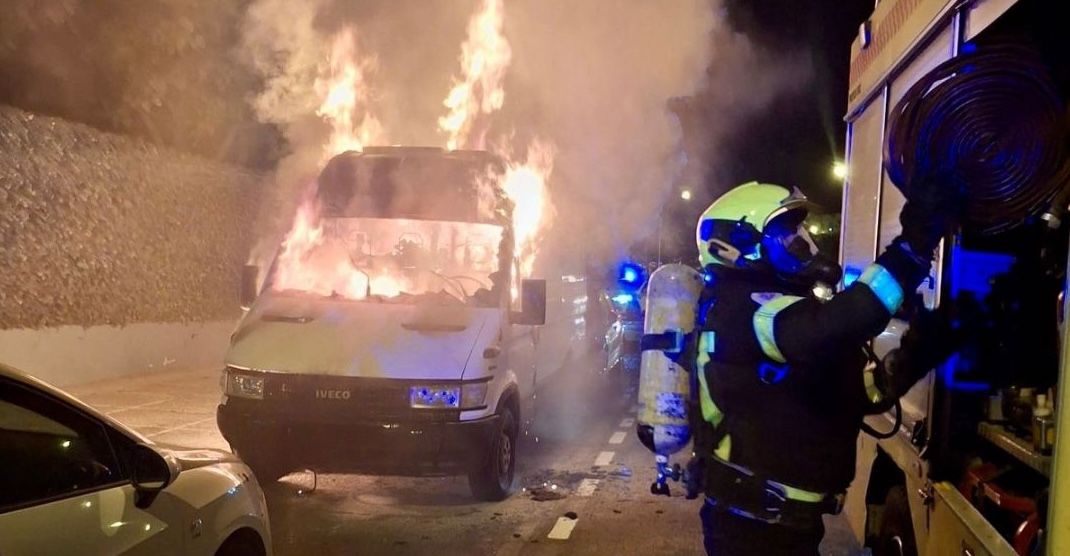 La furgoneta 'camperizada', en llamas en el Parque Atlántico.