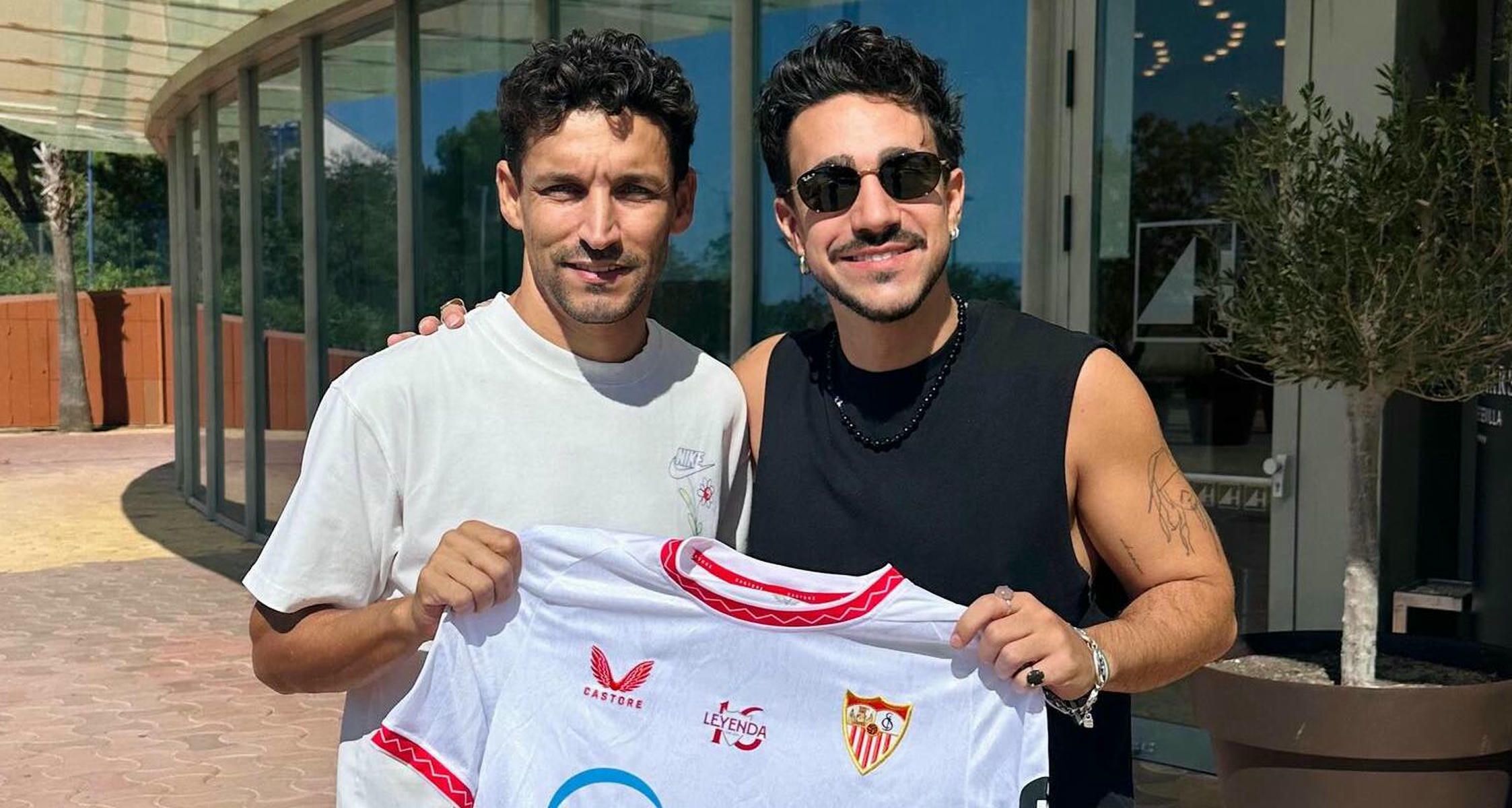 Jesús Navas regaló una camiseta al cantante de Puerto Real.