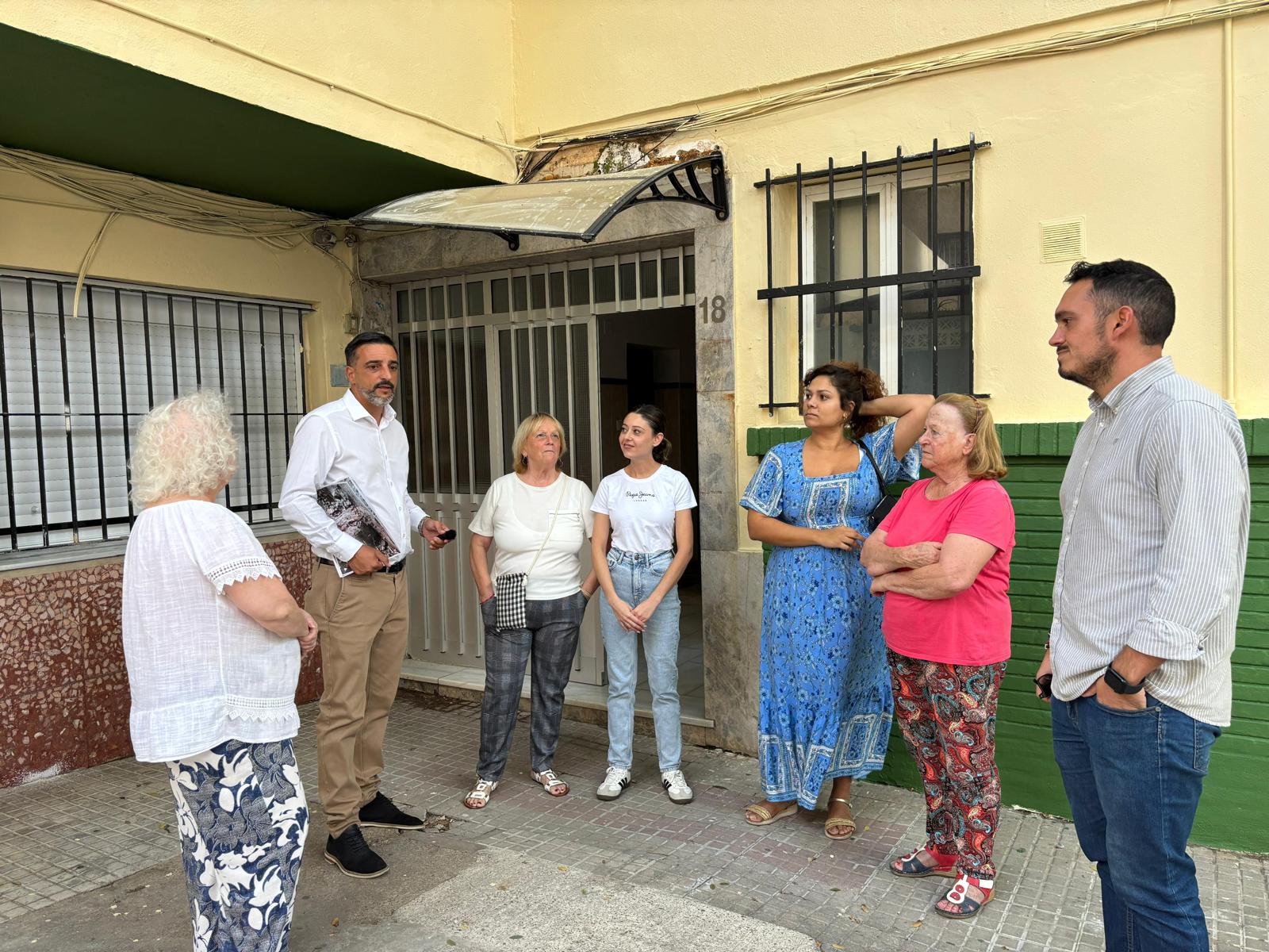 José Antonio Díaz, portavoz socialista, con el delegado Jesús Alba y vecinos de Icovesa.
