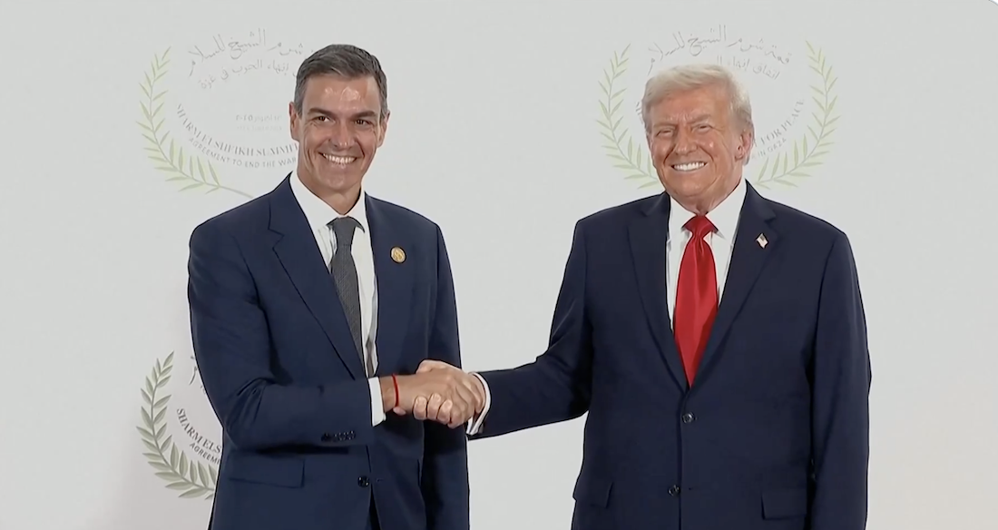 Pedro Sánchez y Donald Trump se saludan en Egipto. Pedro Sánchez y Donald Trump se saludan en Egipto.
