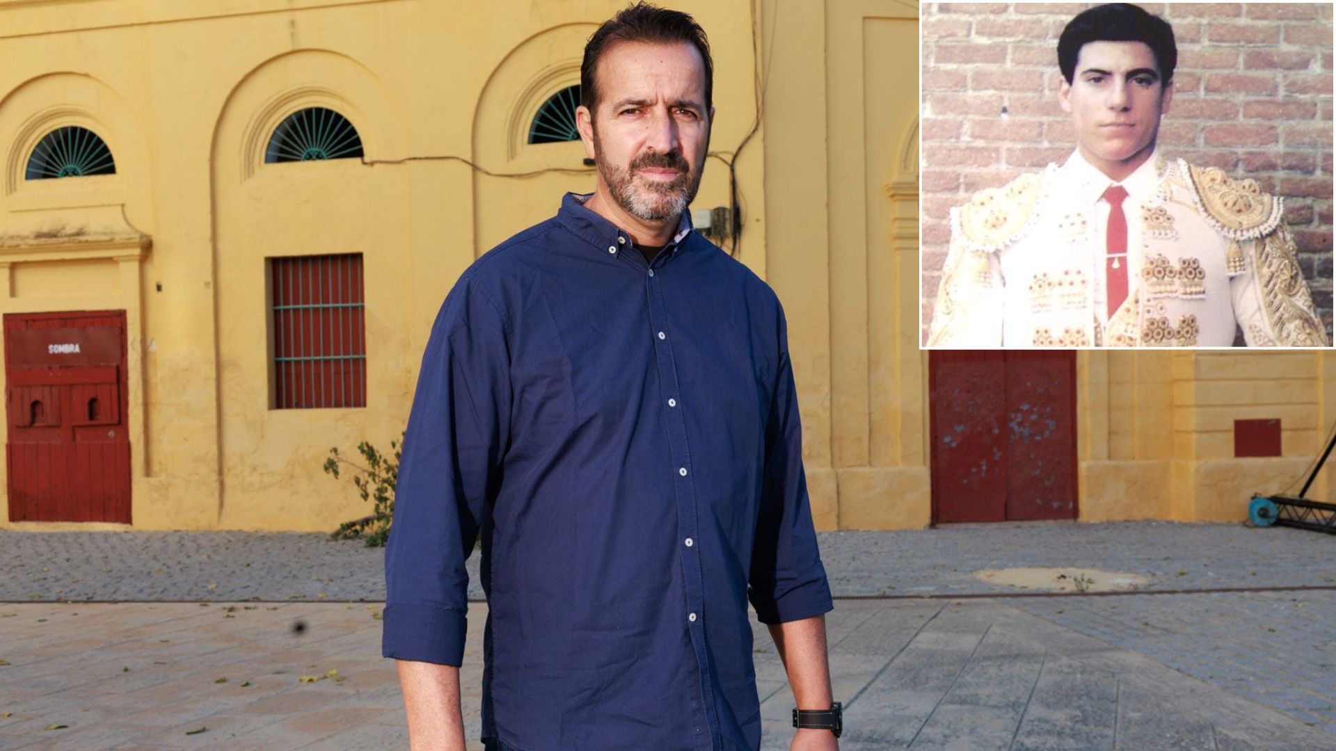 Carlos Aguilar, que reclama parte de la herencia de Juan Galán, frente a la plaza de toros de Jerez. En la esquina, Juan Pedro Galán.