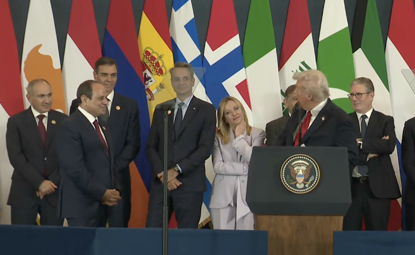 Donald Trump, rodeado de líderes mundiales, en la cumbre de Egipto. Donald Trump, rodeado de líderes mundiales, en la cumbre de Egipto.