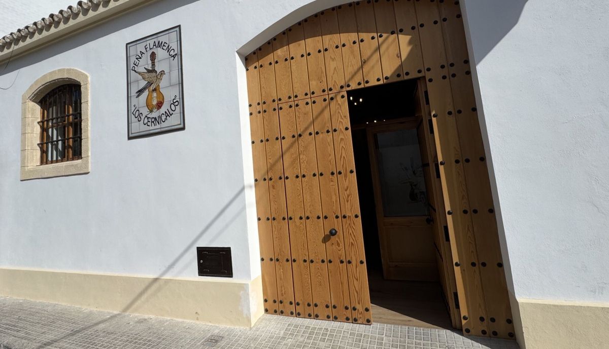 Fachada de la nueva sede de la Peña Flamenca Los Cernícalos en la plaza del Carbón de Jerez.
