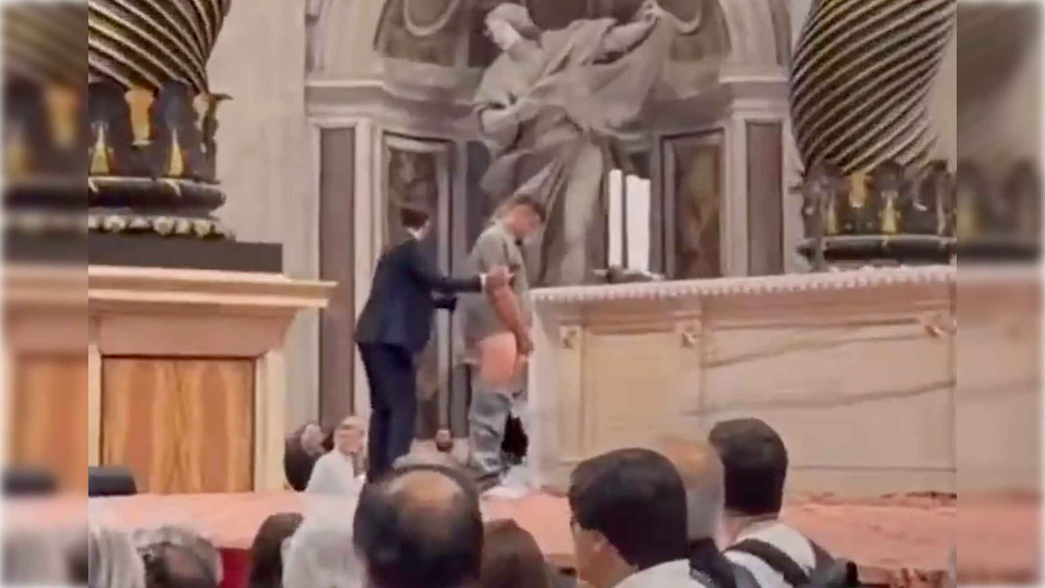 Un hombre intenta orinar sobre el altar de la Confesión de San Pedro.